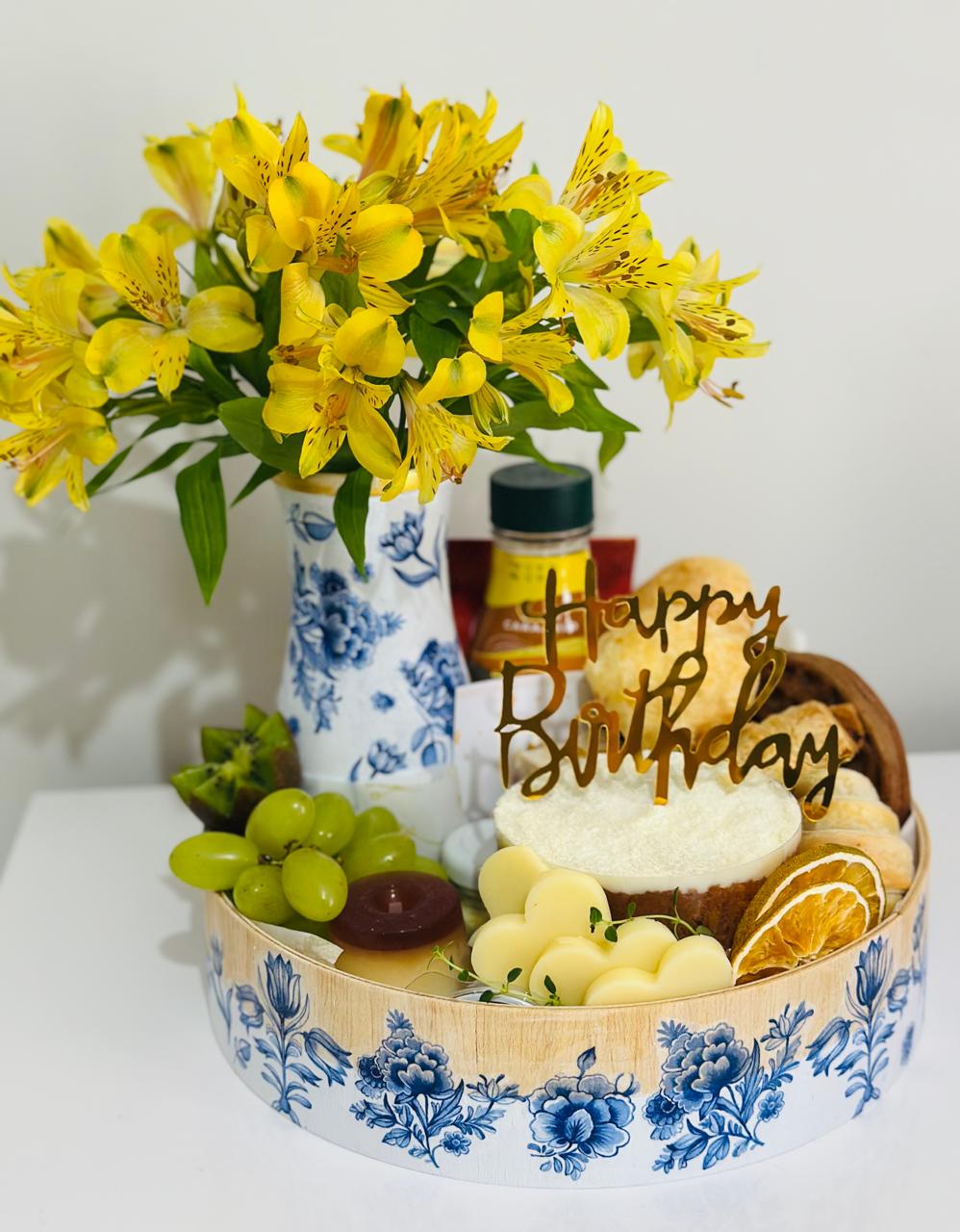 Café Colonial com flores, vaso e bandeja decorada
