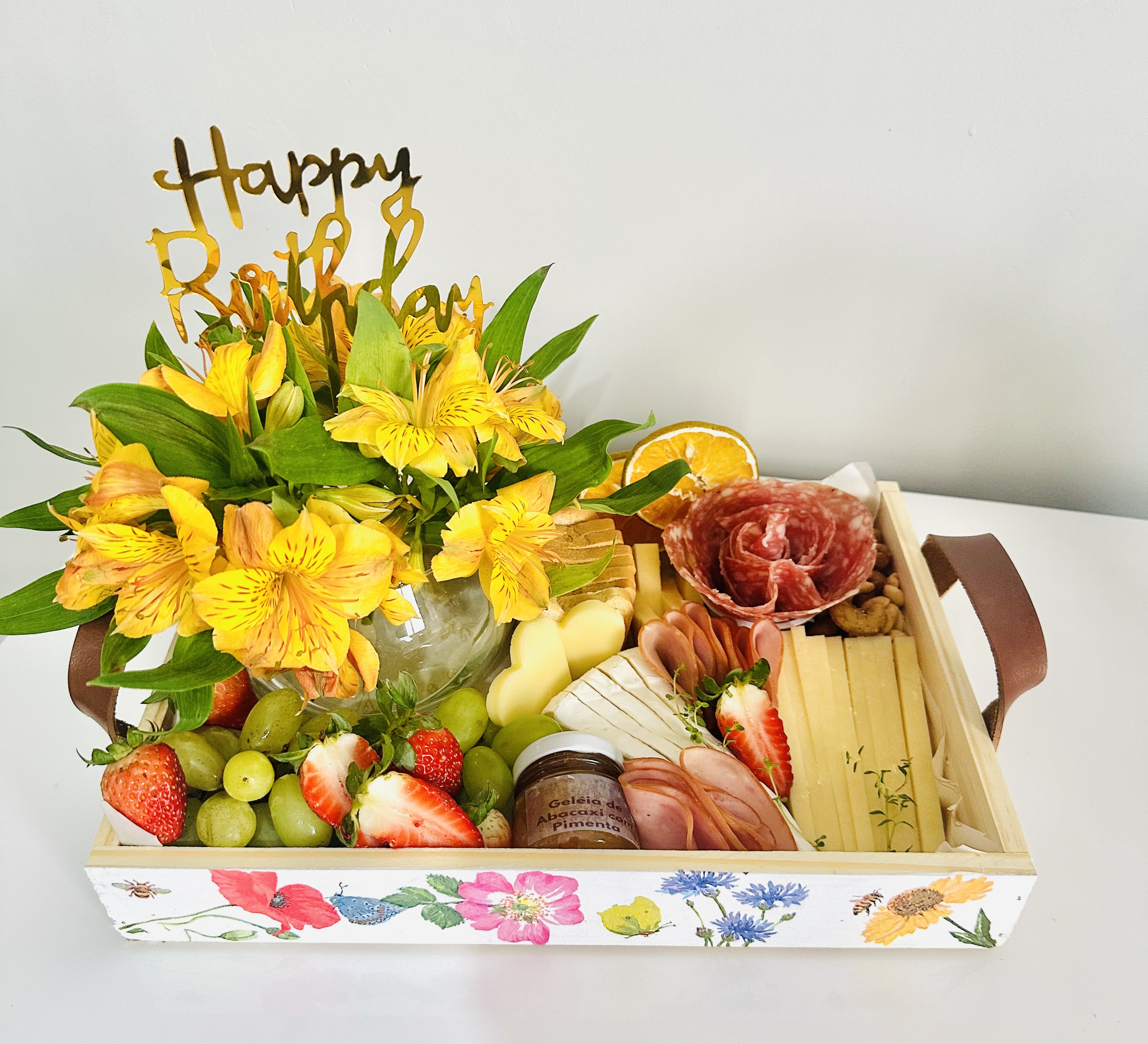 Cesta Carinho com flores e frios