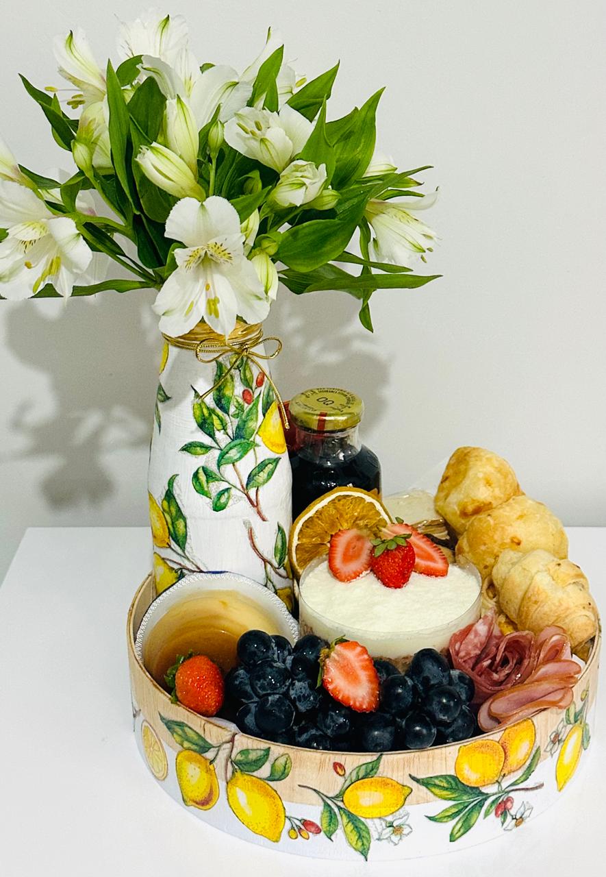 Café Colonial com flores, vaso e bandeja decorada - detalhe