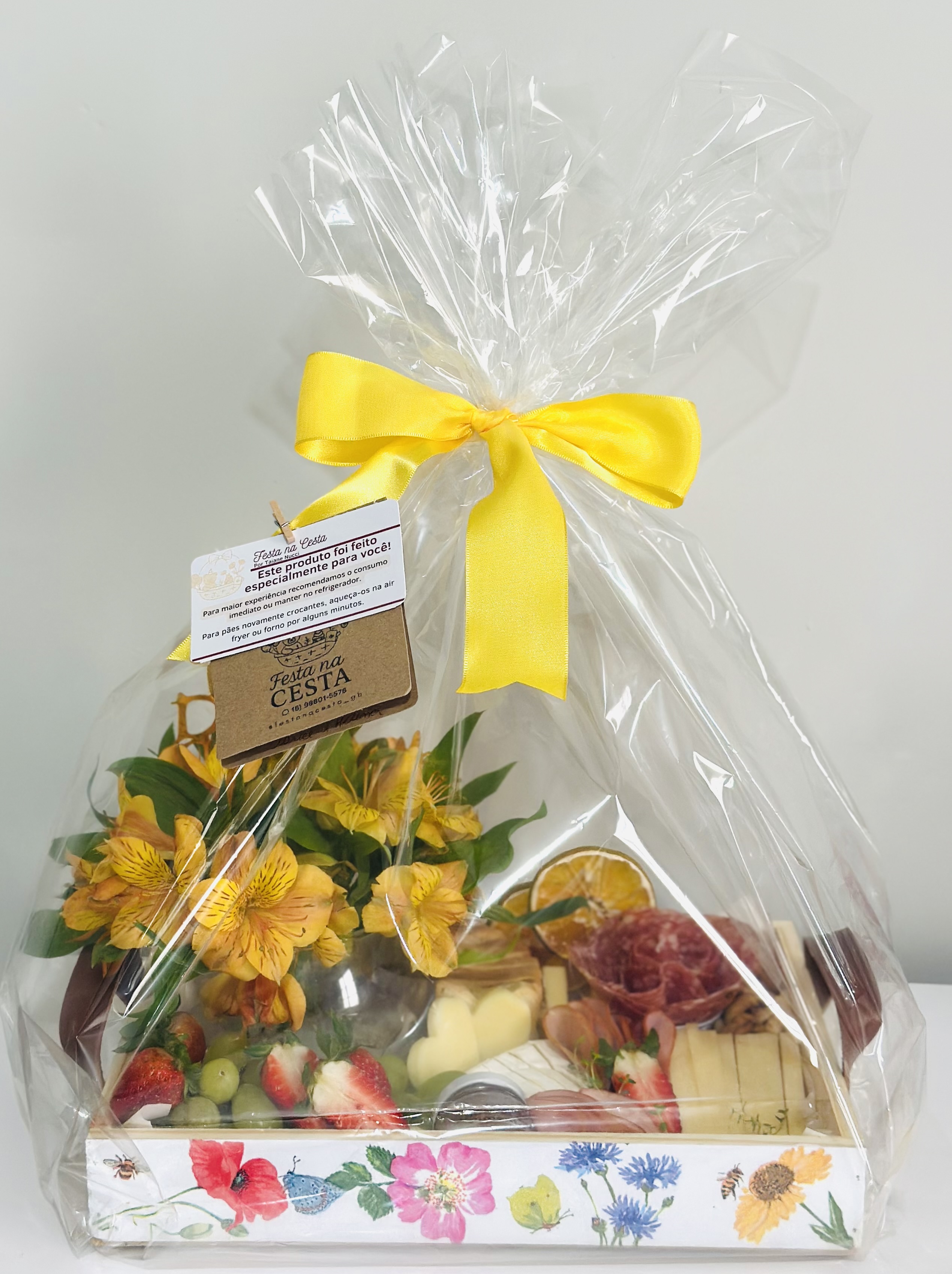 Cesta Carinho com flores e frios - detalhe